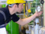 Inspektion in der Industrie - Monteur kontrolliert industrielle